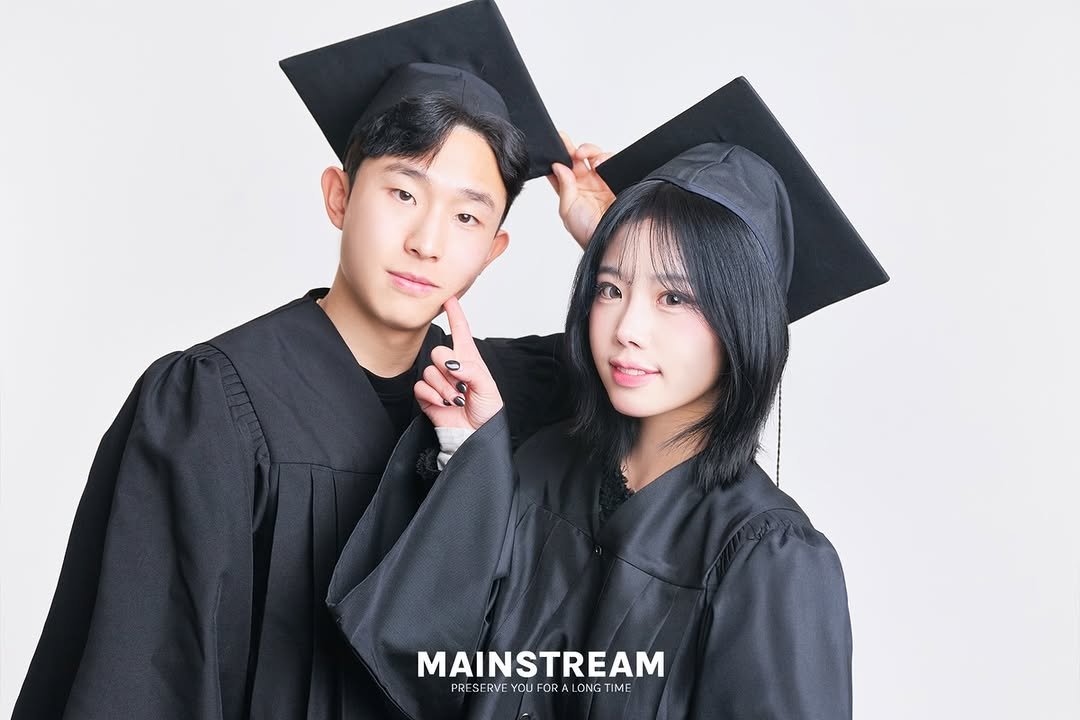 Photo by 메인스트림 스튜디오 | 부산셀프사진관 | 서울셀프사진관 | 광안리셀프사진관 | 홍대셀프사진관 on February 06, 2026. May be an image of one or more people, top and text that says 'MAINSTREAM PRESERVEYOUFORALONGTIME MI TIME WE YOU I'.