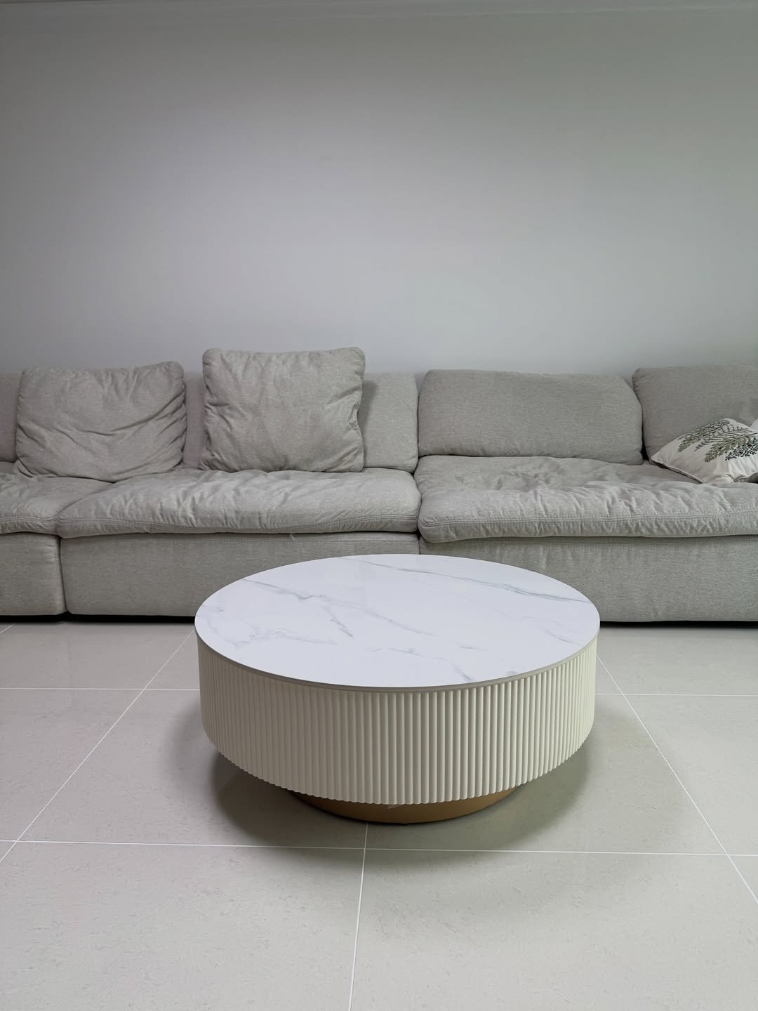 Photo shared by 메종비퍼니처 on February 10, 2026 tagging @maisonbfurniture. May be an image of table, sofa, dining table, armchair, indoors, living room and text.