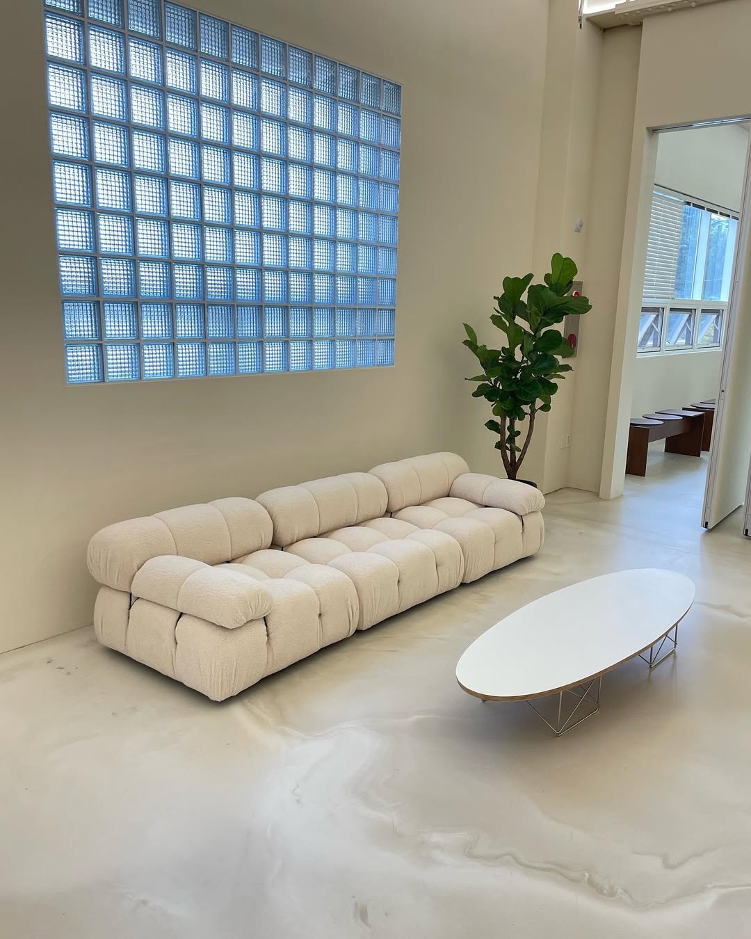 Photo by 메종비퍼니처 on November 01, 2022.