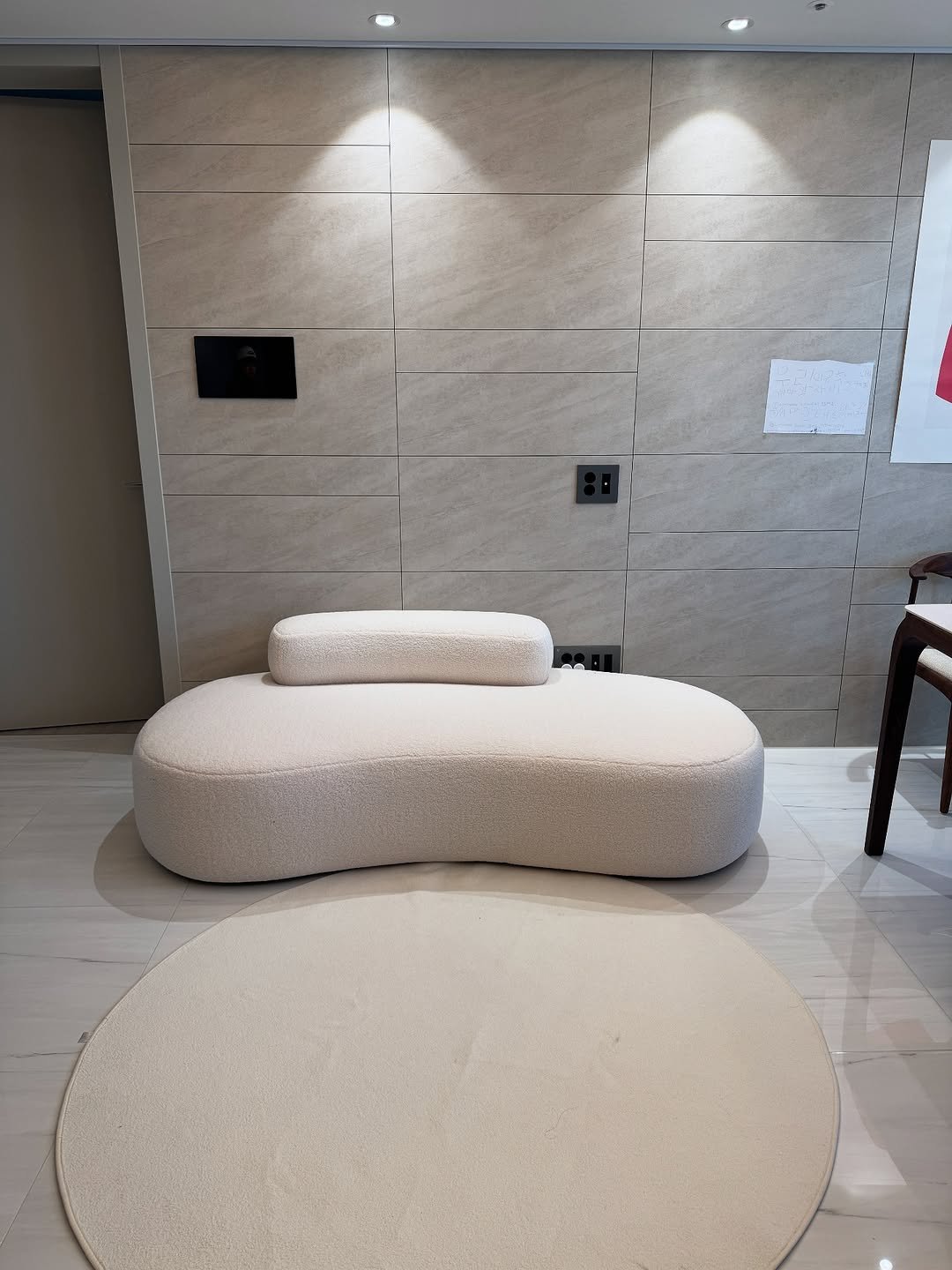 Photo shared by 메종비퍼니처 on August 17, 2025 tagging @maisonbfurniture. May be an image of chaise lounge, ottoman, carpet, indoors and text.