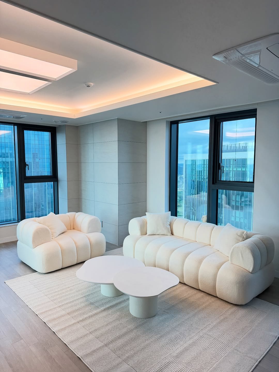 Photo shared by 메종비퍼니처 on October 30, 2025 tagging @maisonbfurniture. May be an image of lighting, sofa, chaise lounge, living room, indoors and text.