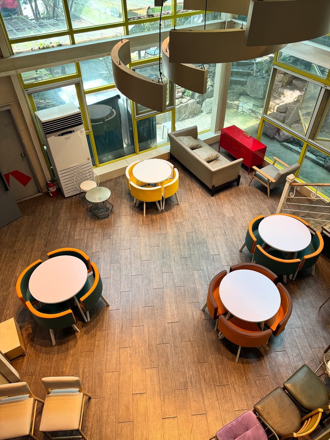 Photo shared by 메종비퍼니처 on August 14, 2025 tagging @maisonbfurniture. May be an image of indoors and text.