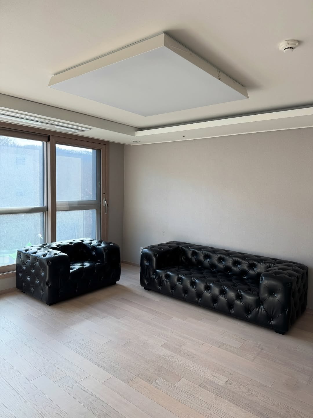 Photo shared by 메종비퍼니처 on December 23, 2025 tagging @maisonbfurniture. May be an image of lighting, chaise lounge, armchair, sofa, living room, indoors and text.