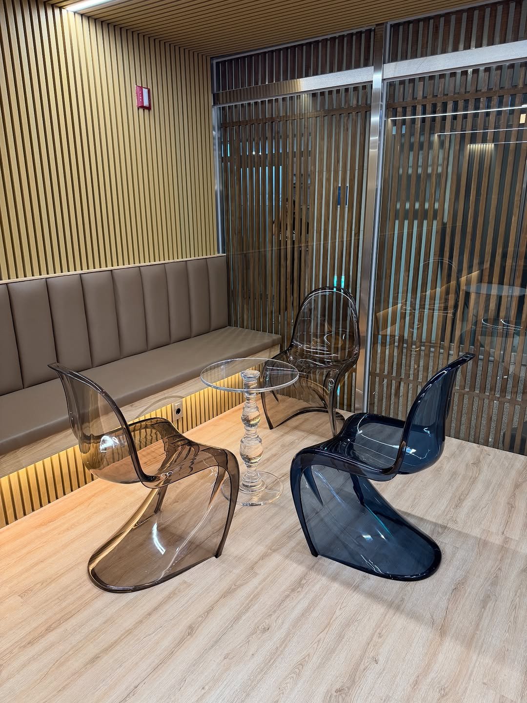 Photo shared by 메종비퍼니처 on August 10, 2025 tagging @maisonbfurniture. May be an image of lighting, armchair, indoors and text.