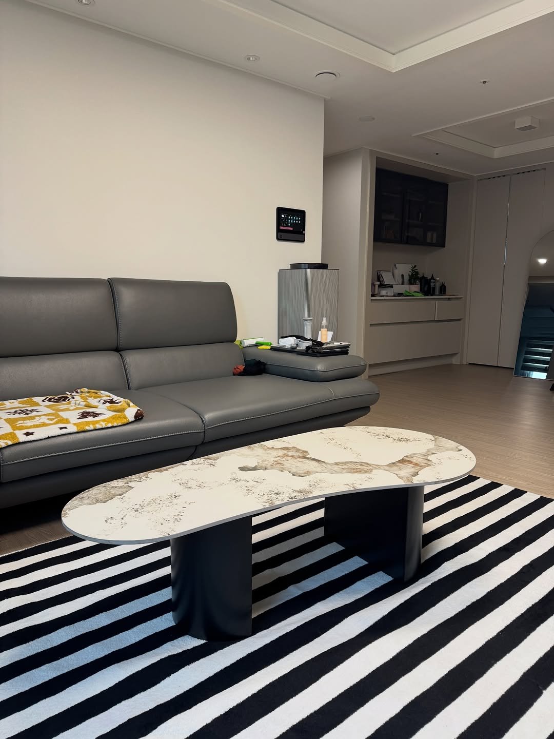 Photo shared by 메종비퍼니처 on December 21, 2025 tagging @maisonbfurniture. May be an image of sofa, armchair, carpet, living room, indoors and text.