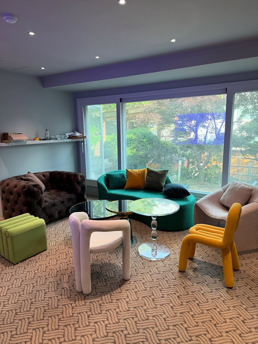 Photo shared by 메종비퍼니처 on September 18, 2025 tagging @maisonbfurniture. May be an image of beanbag chair, sofa, ottoman, armchair, carpet, living room, indoors and text.