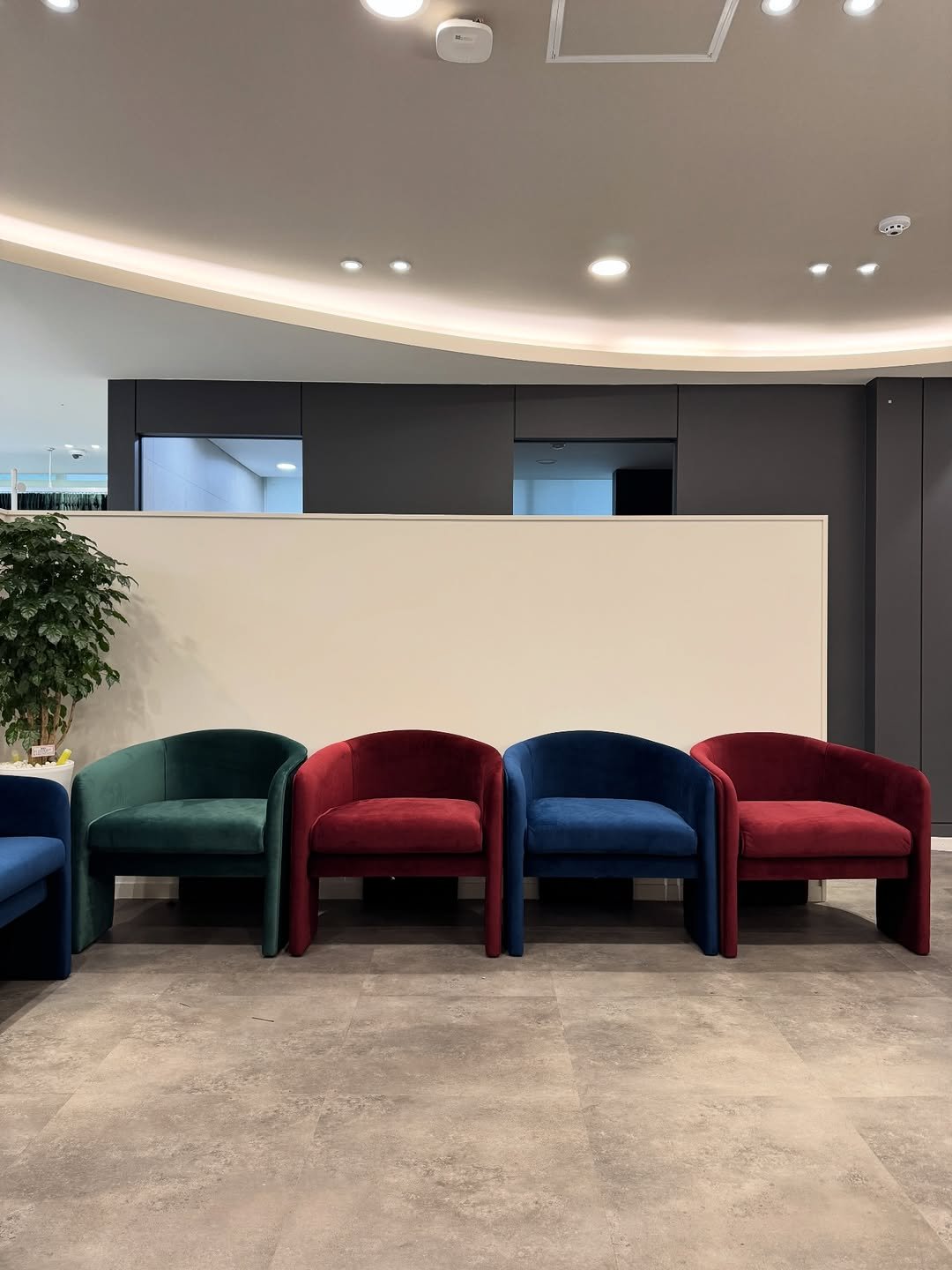 Photo shared by 메종비퍼니처 on December 18, 2025 tagging @maisonbfurniture. May be an image of sofa, armchair, indoors, office and text.