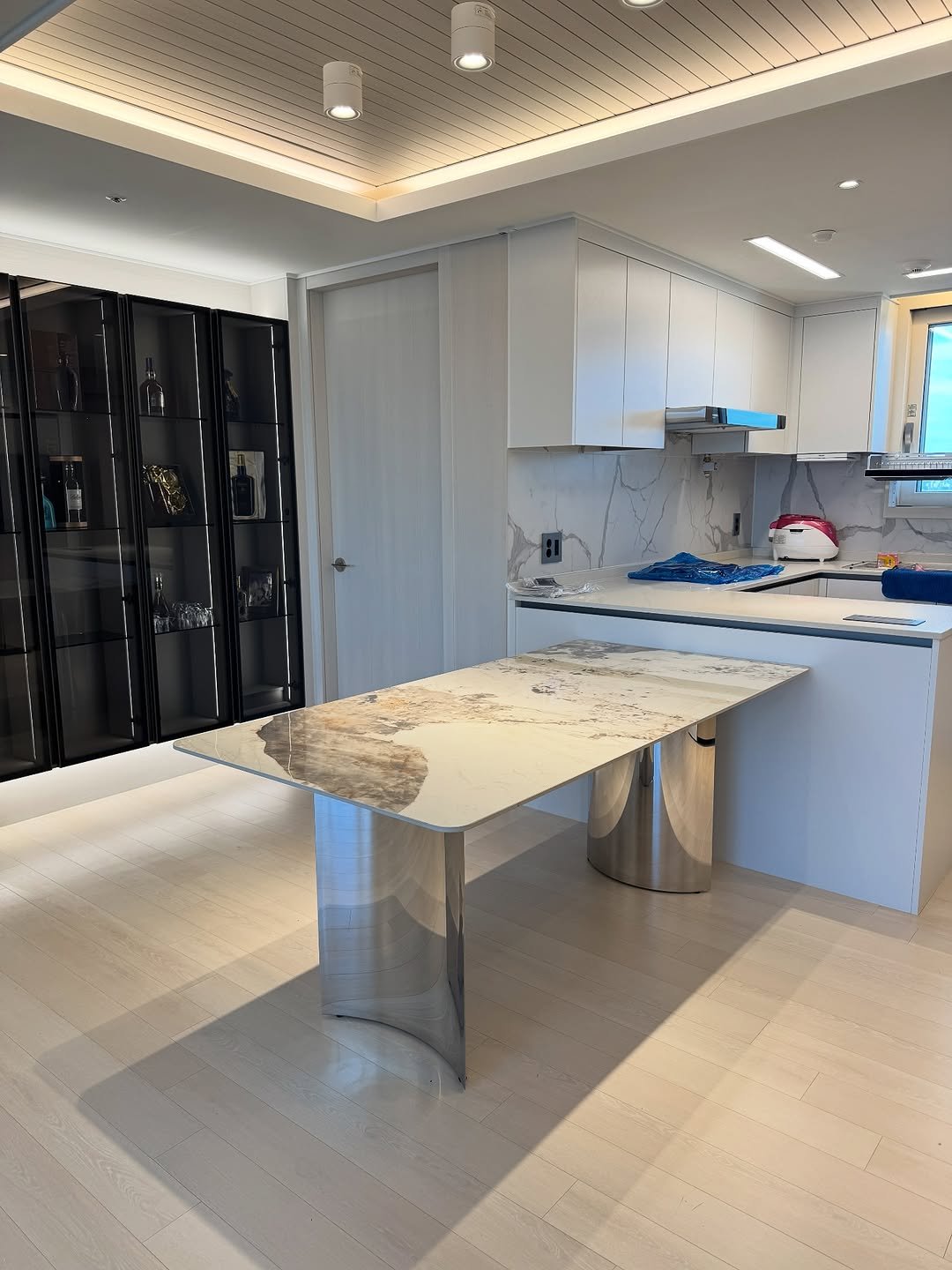 Photo shared by 메종비퍼니처 on November 02, 2025 tagging @maisonbfurniture. May be an image of kitchen island, range hood, lighting, countertop, indoors, kitchen and text.