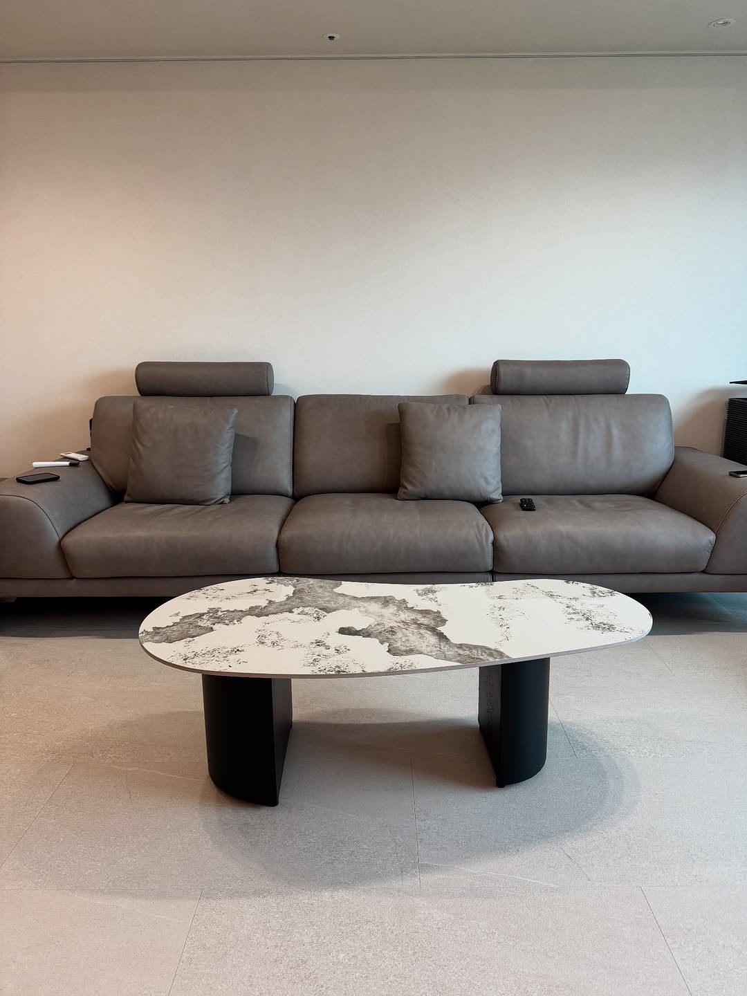 Photo shared by 메종비퍼니처 on August 12, 2025 tagging @maisonbfurniture. May be an image of table, sofa, chaise lounge, indoors, living room and text.