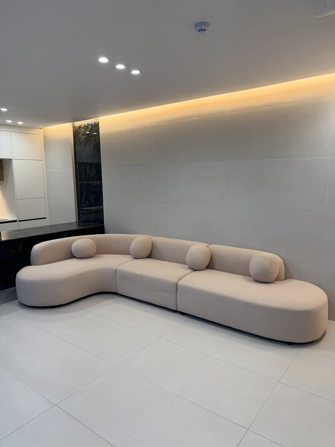 Photo shared by 메종비퍼니처 on September 28, 2025 tagging @maisonbfurniture. May be an image of lighting, sofa, chaise lounge, armchair, living room, indoors and text.