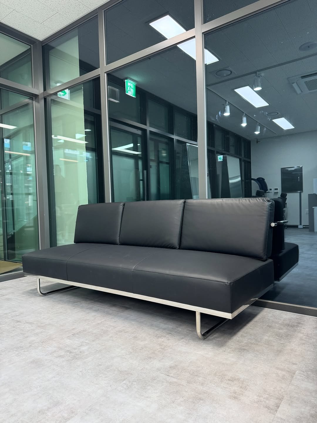 Photo shared by 메종비퍼니처 on August 19, 2025 tagging @maisonbfurniture. May be an image of futon, armchair, sofa, indoors, sliding door, office and text.