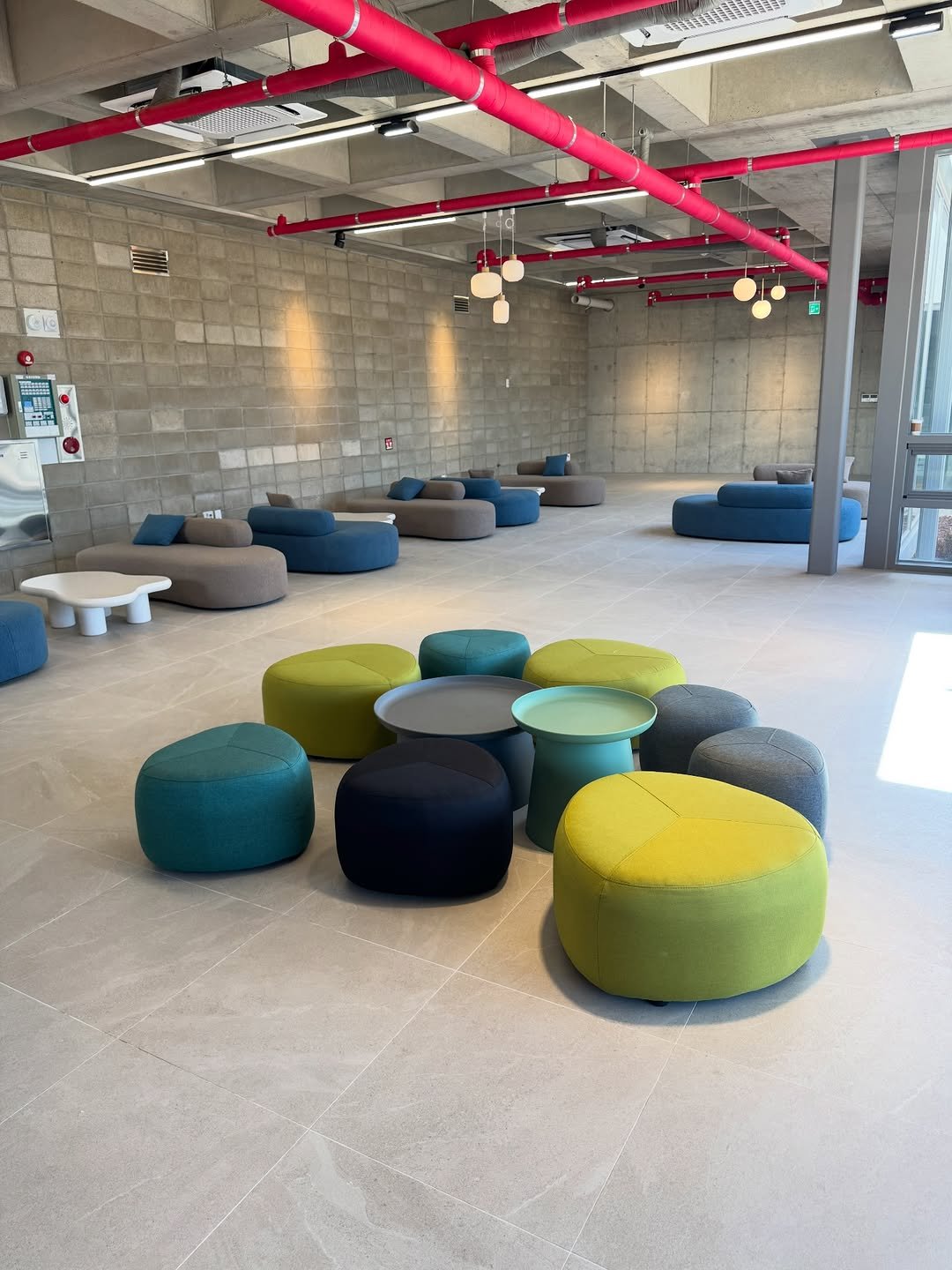 Photo shared by 메종비퍼니처 on February 12, 2026 tagging @maisonbfurniture. May be an image of beanbag chair, ottoman, indoors, office and text.