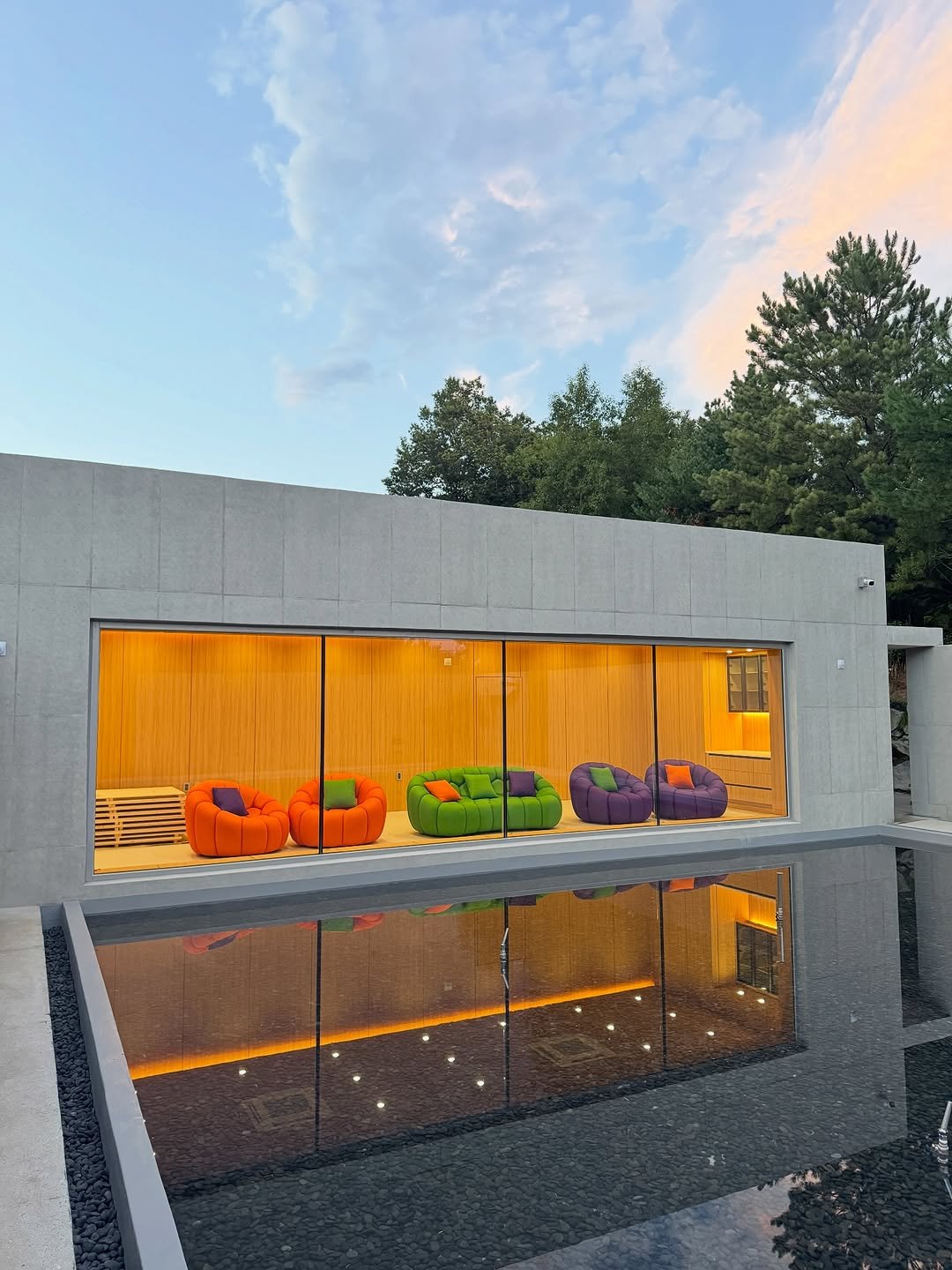 Photo shared by 메종비퍼니처 on September 25, 2025 tagging @maisonbfurniture. May be an image of sliding door, outdoors and text.