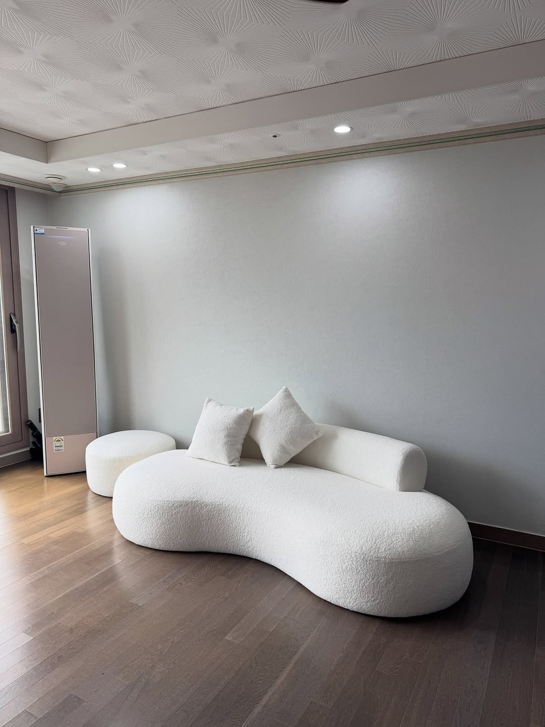 Photo shared by 메종비퍼니처 on September 23, 2025 tagging @maisonbfurniture. May be an image of armchair, sofa, chaise lounge, beanbag chair, living room, indoors and text.