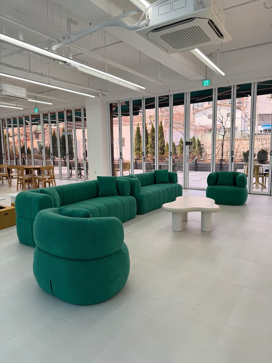 Photo shared by 메종비퍼니처 on December 11, 2025 tagging @maisonbfurniture. May be an image of armchair, sofa, ottoman, indoors, office and text.