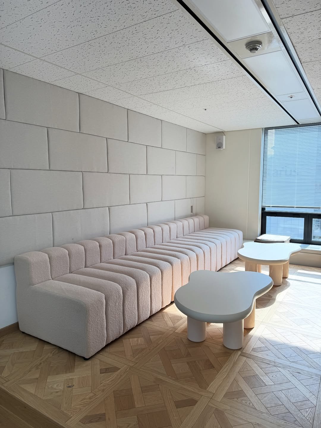 Photo shared by 메종비퍼니처 on December 25, 2025 tagging @maisonbfurniture. May be an image of armchair, sofa, chaise lounge, indoors and text.