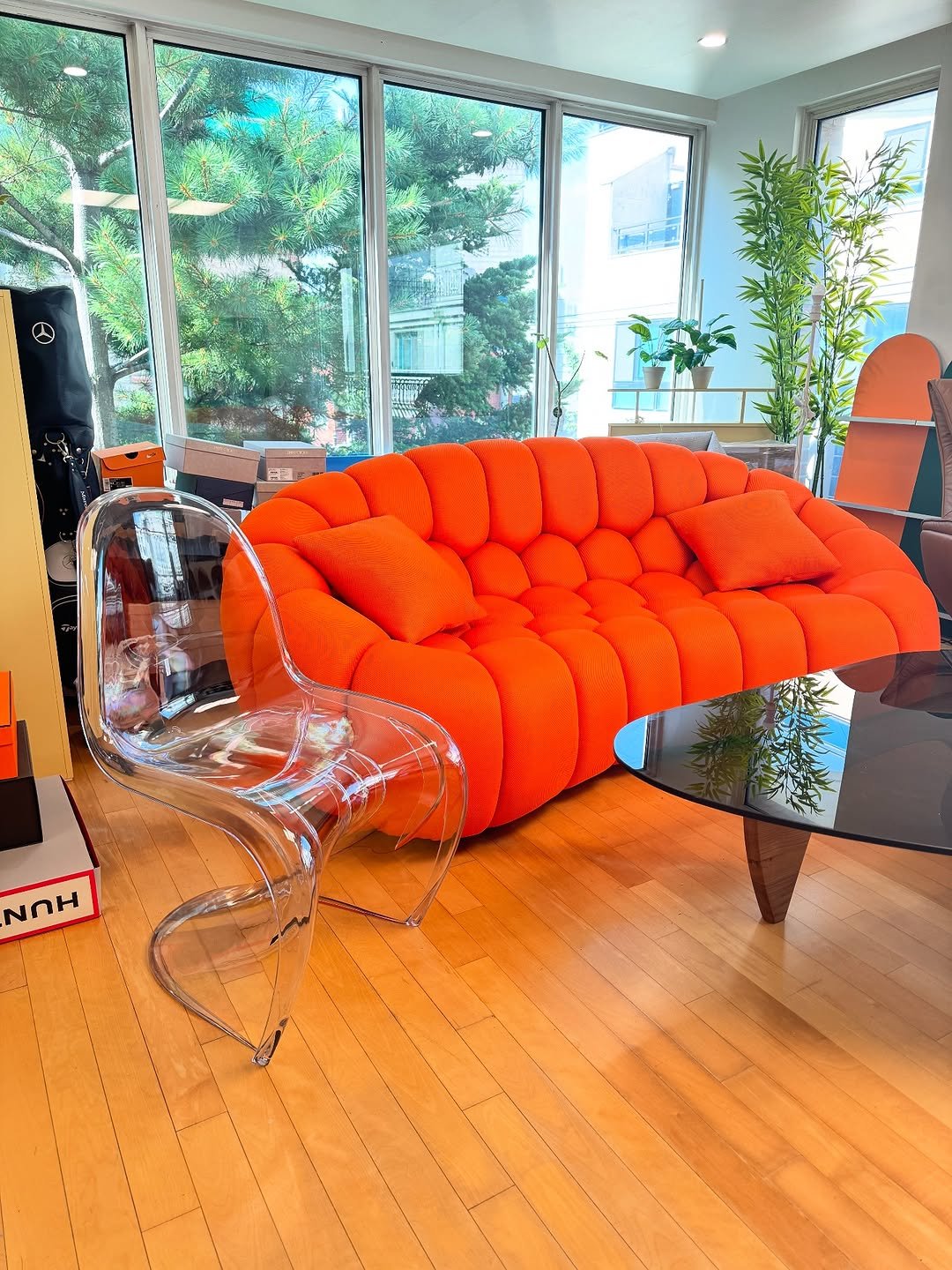 Photo shared by 메종비퍼니처 on July 31, 2025 tagging @maisonbfurniture. May be an image of beanbag chair, armchair, sofa, ottoman, indoors, living room and text.