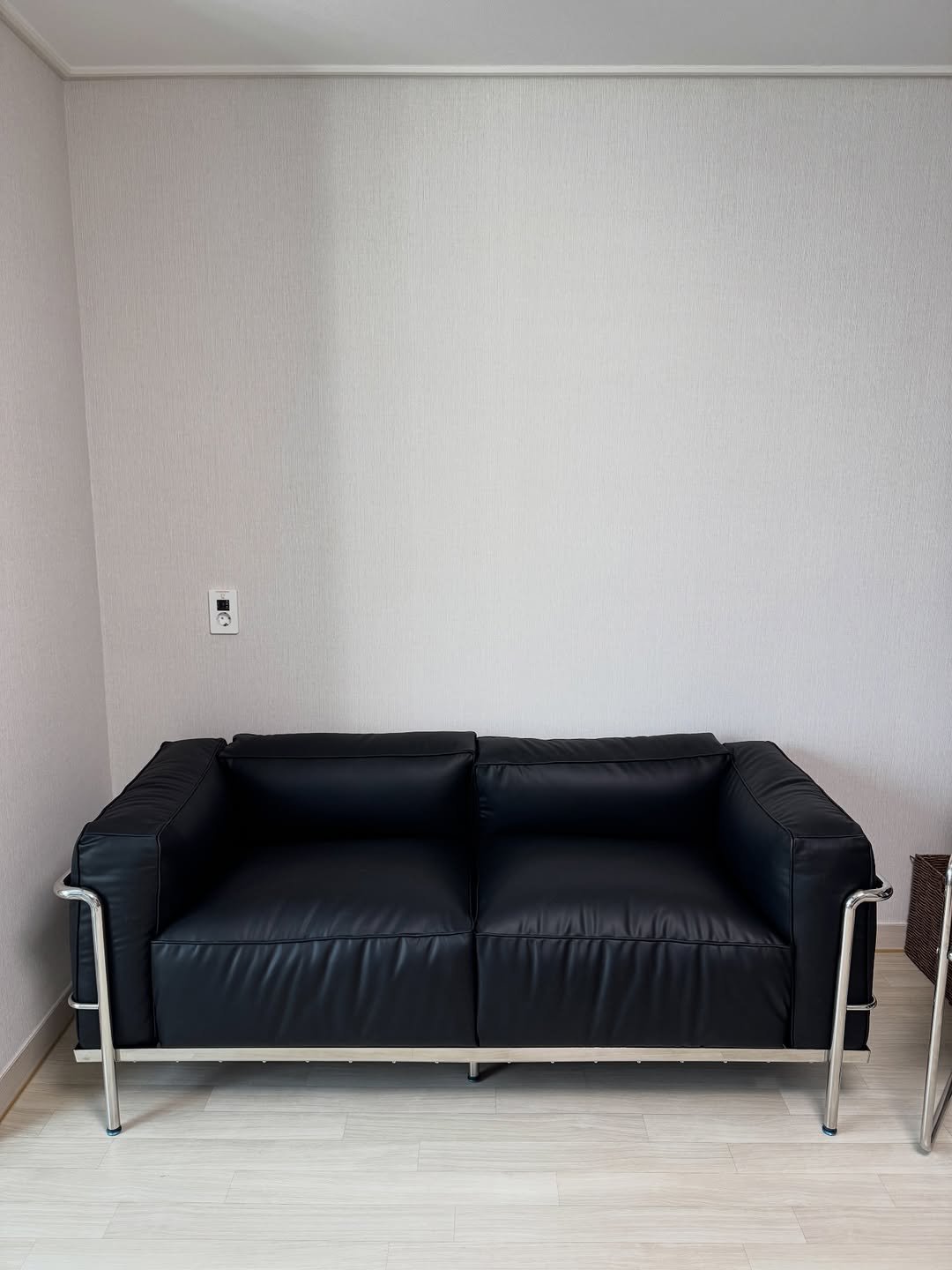 Photo shared by 메종비퍼니처 on February 08, 2026 tagging @maisonbfurniture. May be an image of sofa, chaise lounge, armchair, carpet, futon, living room, indoors and text.