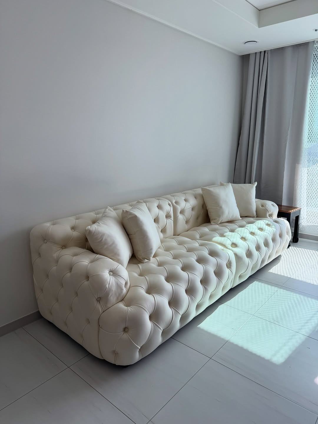 Photo shared by 메종비퍼니처 on October 02, 2025 tagging @maisonbfurniture. May be an image of futon, armchair, sofa, chaise lounge, living room, indoors and text.