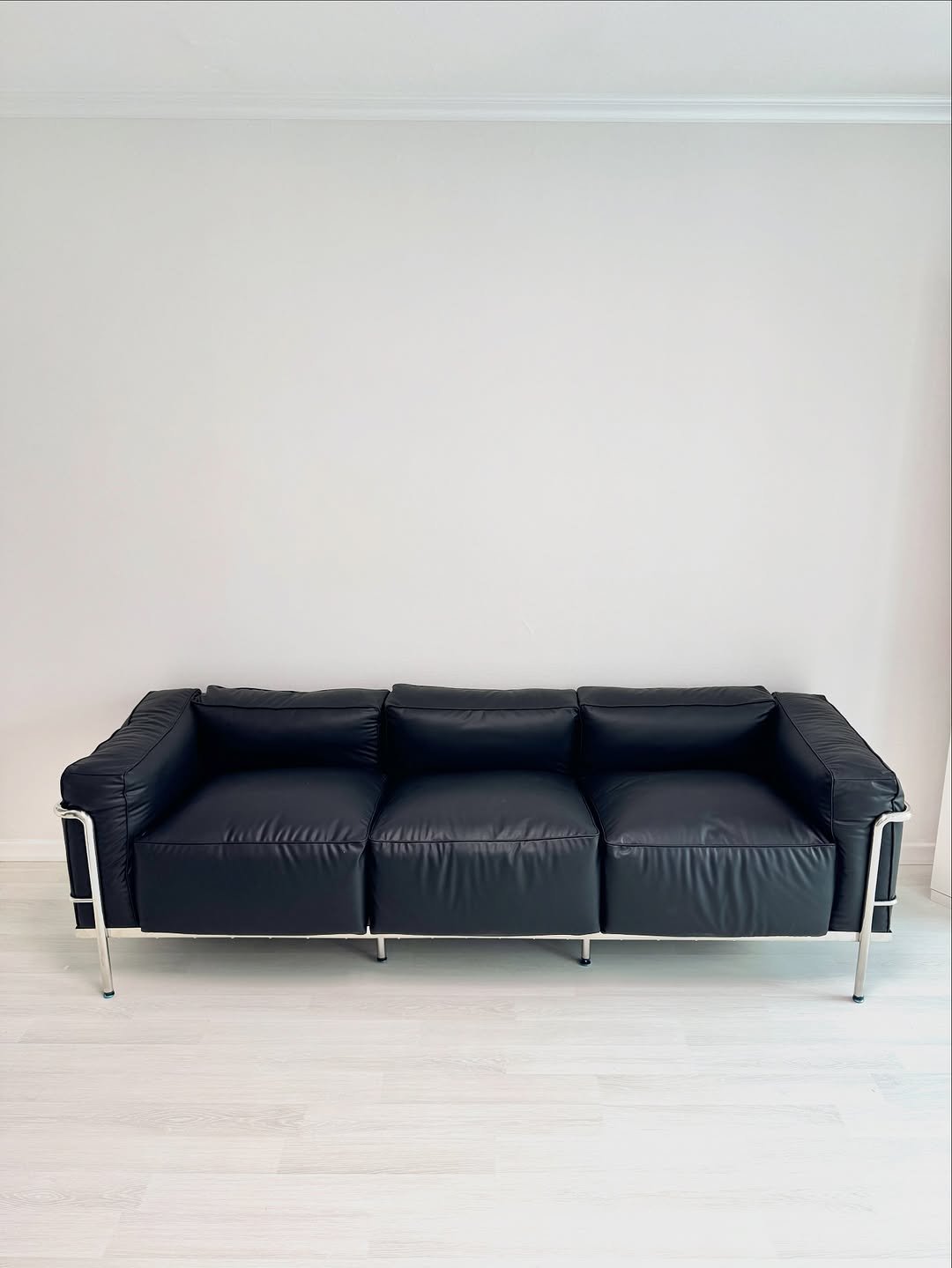 Photo shared by 메종비퍼니처 on September 16, 2025 tagging @maisonbfurniture. May be an image of armchair, futon, sofa, ottoman, chaise lounge, living room, indoors and text.