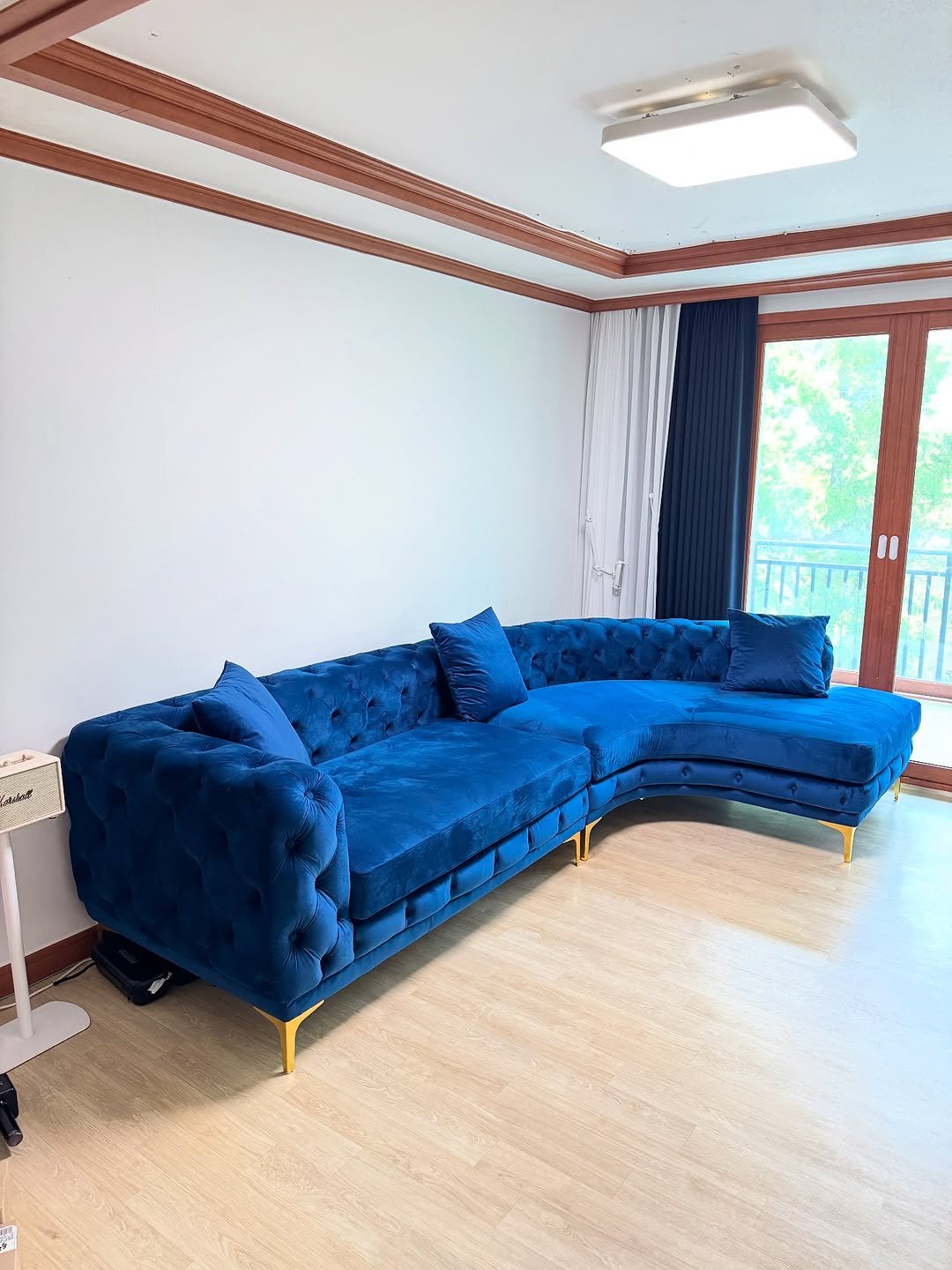 Photo shared by 메종비퍼니처 on August 05, 2025 tagging @maisonbfurniture. May be an image of futon, armchair, sofa, chaise lounge, living room, indoors and text.