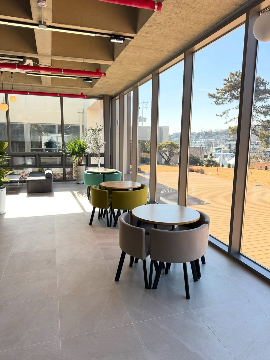 Photo shared by 메종비퍼니처 on February 17, 2026 tagging @maisonbfurniture. May be an image of indoors, office and text.