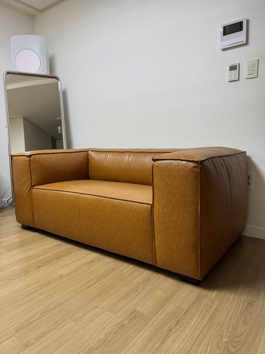 Photo shared by 메종비퍼니처 on January 27, 2026 tagging @maisonbfurniture. May be an image of armchair, futon, sofa, ottoman, chaise lounge, living room, indoors and text.