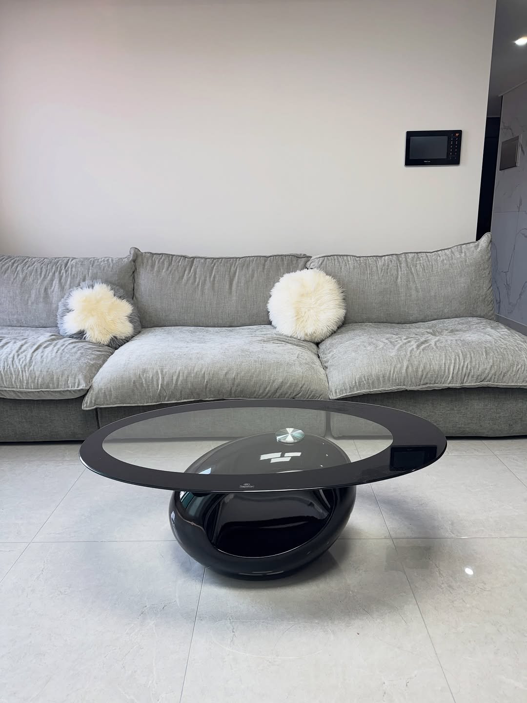 Photo shared by 메종비퍼니처 on November 09, 2025 tagging @maisonbfurniture. May be an image of table, sofa, chaise lounge, indoors, living room and text.