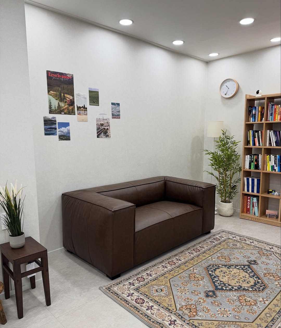 Photo shared by 메종비퍼니처 on November 16, 2025 tagging @maisonbfurniture. May be an image of sofa, futon, armchair, carpet, living room, indoors, office and text.