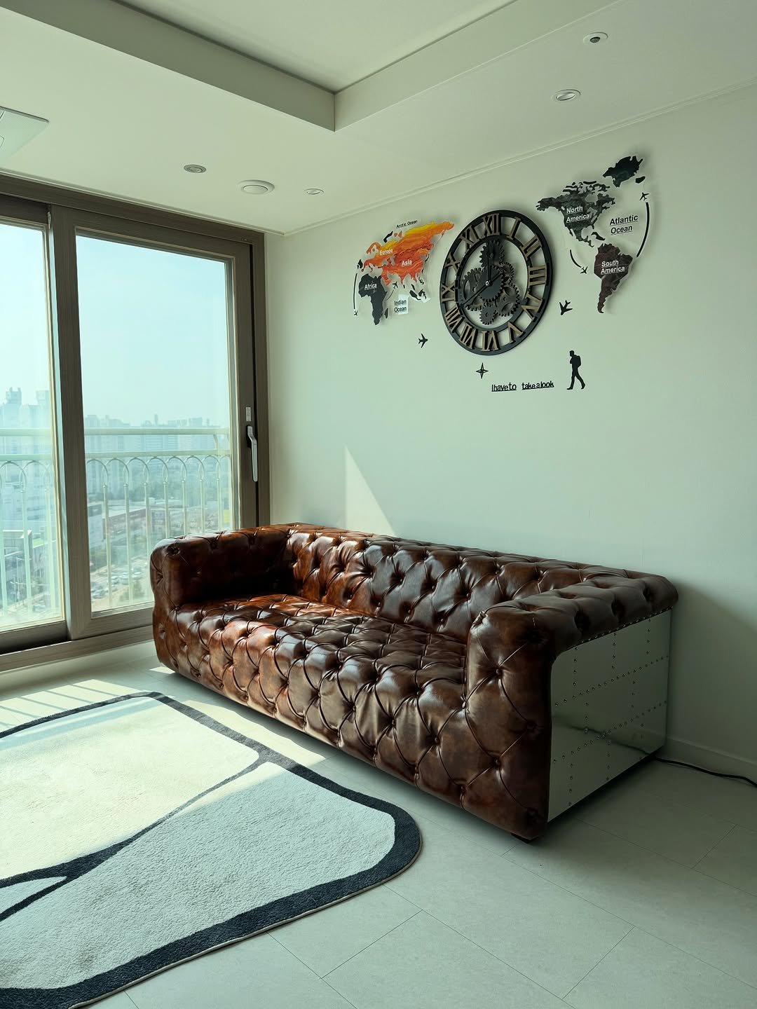 Photo shared by 메종비퍼니처 on November 11, 2025 tagging @maisonbfurniture. May be an image of armchair, sofa, chaise lounge, living room, indoors and text.