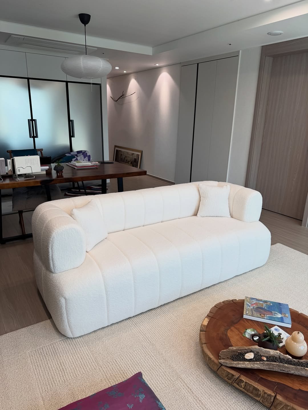 Photo shared by 메종비퍼니처 on February 03, 2026 tagging @maisonbfurniture. May be an image of sofa, futon, armchair, chaise lounge, carpet, living room, indoors and text.