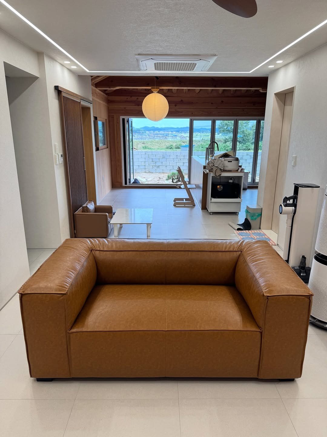 Photo shared by 메종비퍼니처 on November 04, 2025 tagging @maisonbfurniture. May be an image of futon, armchair, sofa, ottoman, indoors, living room, office and text.