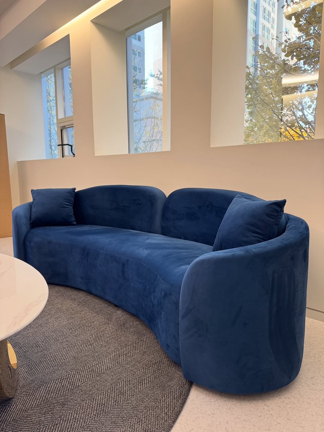 Photo shared by 메종비퍼니처 on December 28, 2025 tagging @maisonbfurniture. May be an image of beanbag chair, armchair, sofa, ottoman, living room, indoors, office and text.