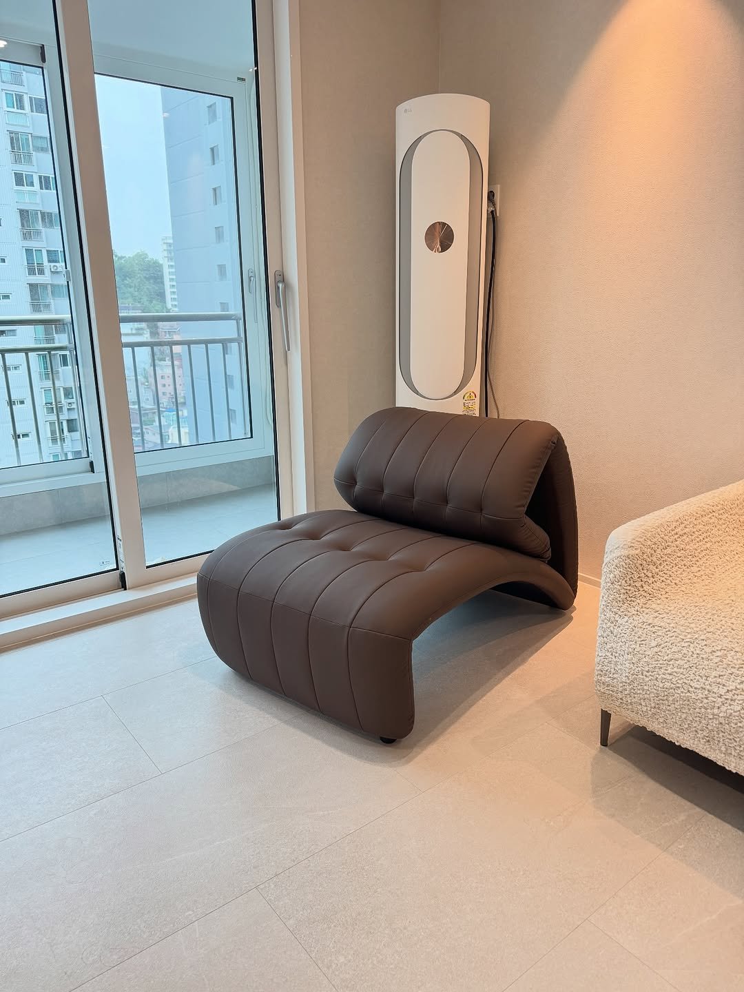 Photo shared by 메종비퍼니처 on September 21, 2025 tagging @maisonbfurniture. May be an image of armchair, ottoman, chaise lounge, living room, indoors, bedroom and text.