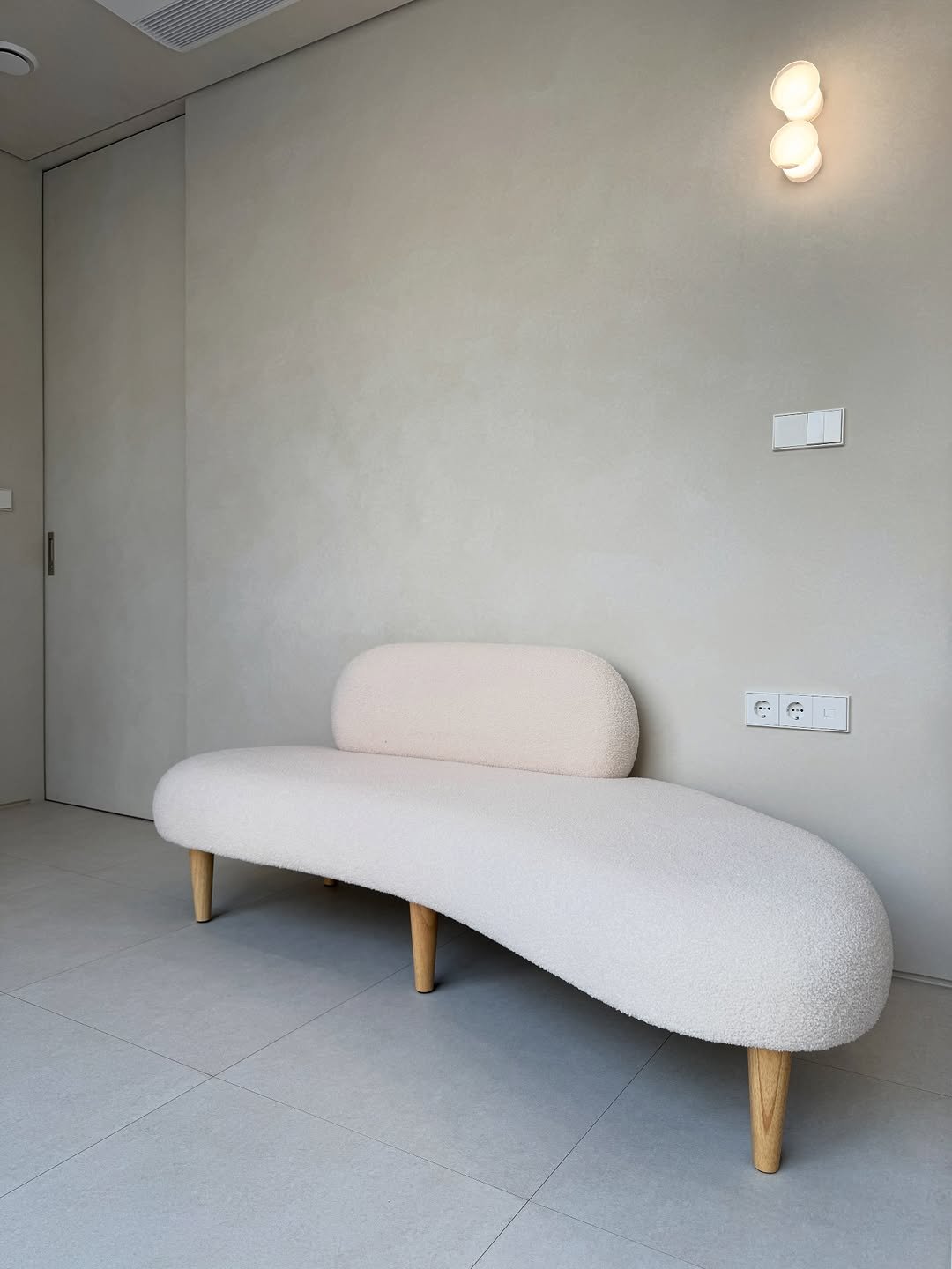 Photo shared by 메종비퍼니처 on December 16, 2025 tagging @maisonbfurniture. May be an image of futon, armchair, sofa, ottoman, chaise lounge, indoors and text.