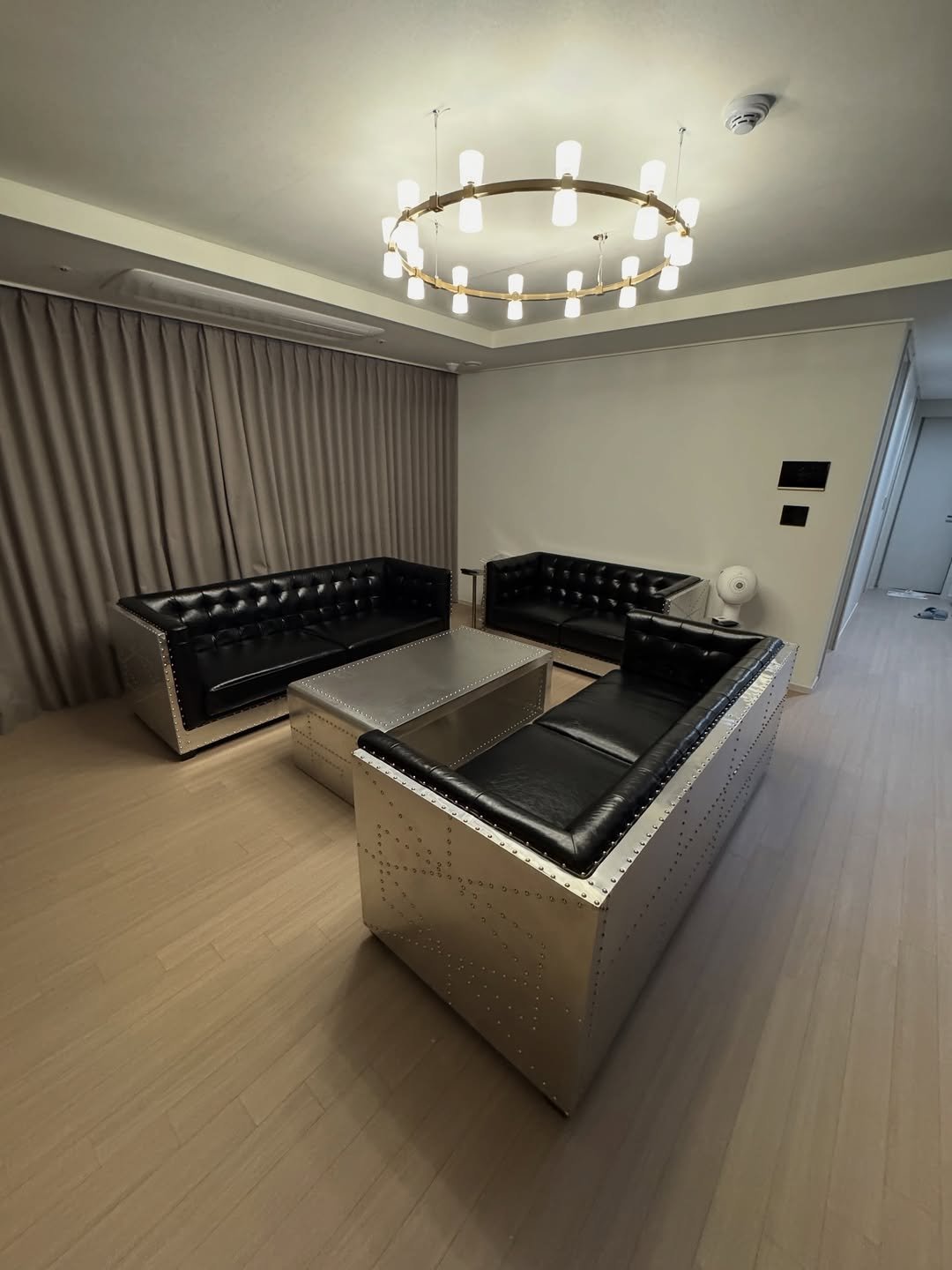 Photo shared by 메종비퍼니처 on February 05, 2026 tagging @maisonbfurniture. May be an image of kitchen island, range hood, lighting, countertop, indoors, kitchen and text.