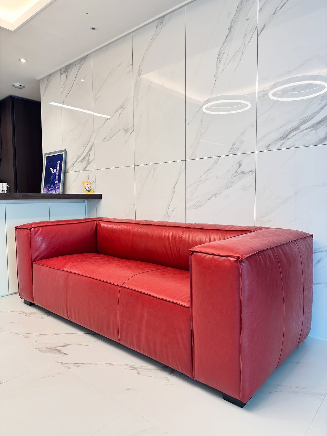 Photo shared by 메종비퍼니처 on September 14, 2025 tagging @maisonbfurniture. May be an image of sofa, armchair, indoors, living room, office and text.