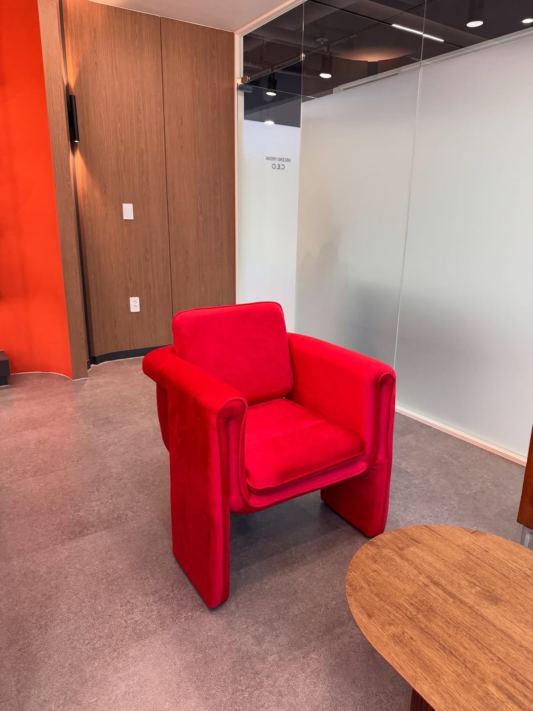 Photo shared by 메종비퍼니처 on November 18, 2025 tagging @maisonbfurniture. May be an image of armchair, sofa, chair, indoors, office and text.