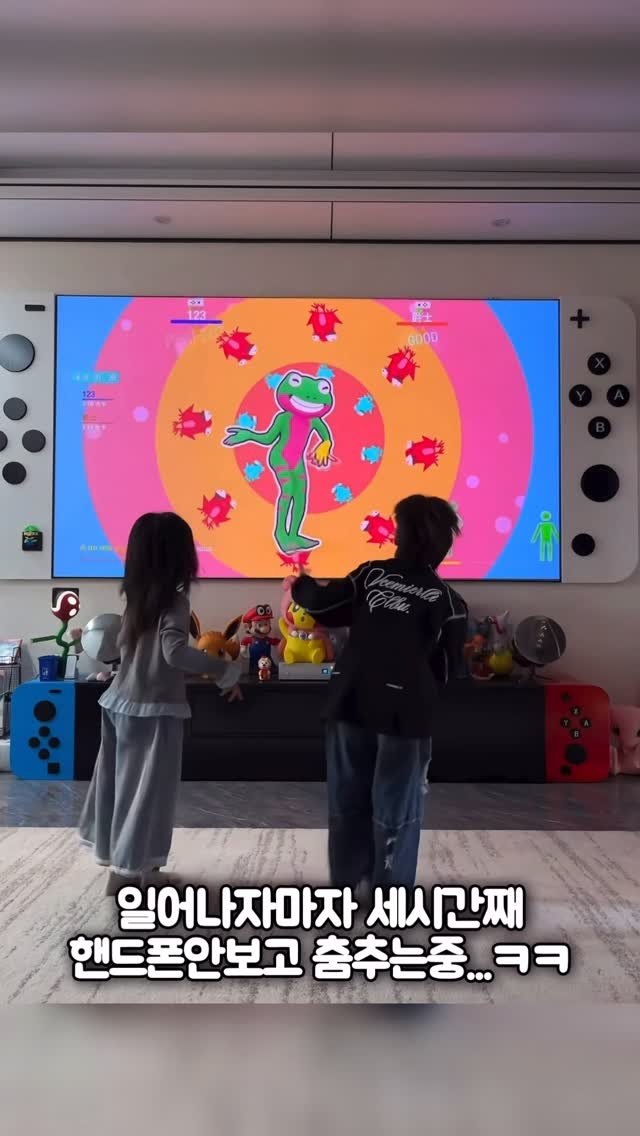 makeroom_mr 게시물 이미지: 일어나자마자 휴대폰대신
세시간동안 땀흘리면서 하네요ㅋㅋ😮

이거 닌텐도 팩인데...