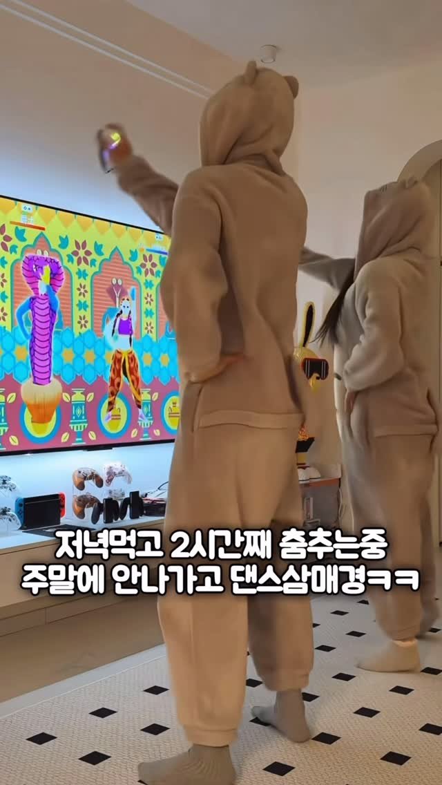 makeroom_mr 게시물 이미지: 친구부부가 주말에 어디안가고
두시간동안 신나게 추네요ㅋㅋ😮

이거 닌텐도...