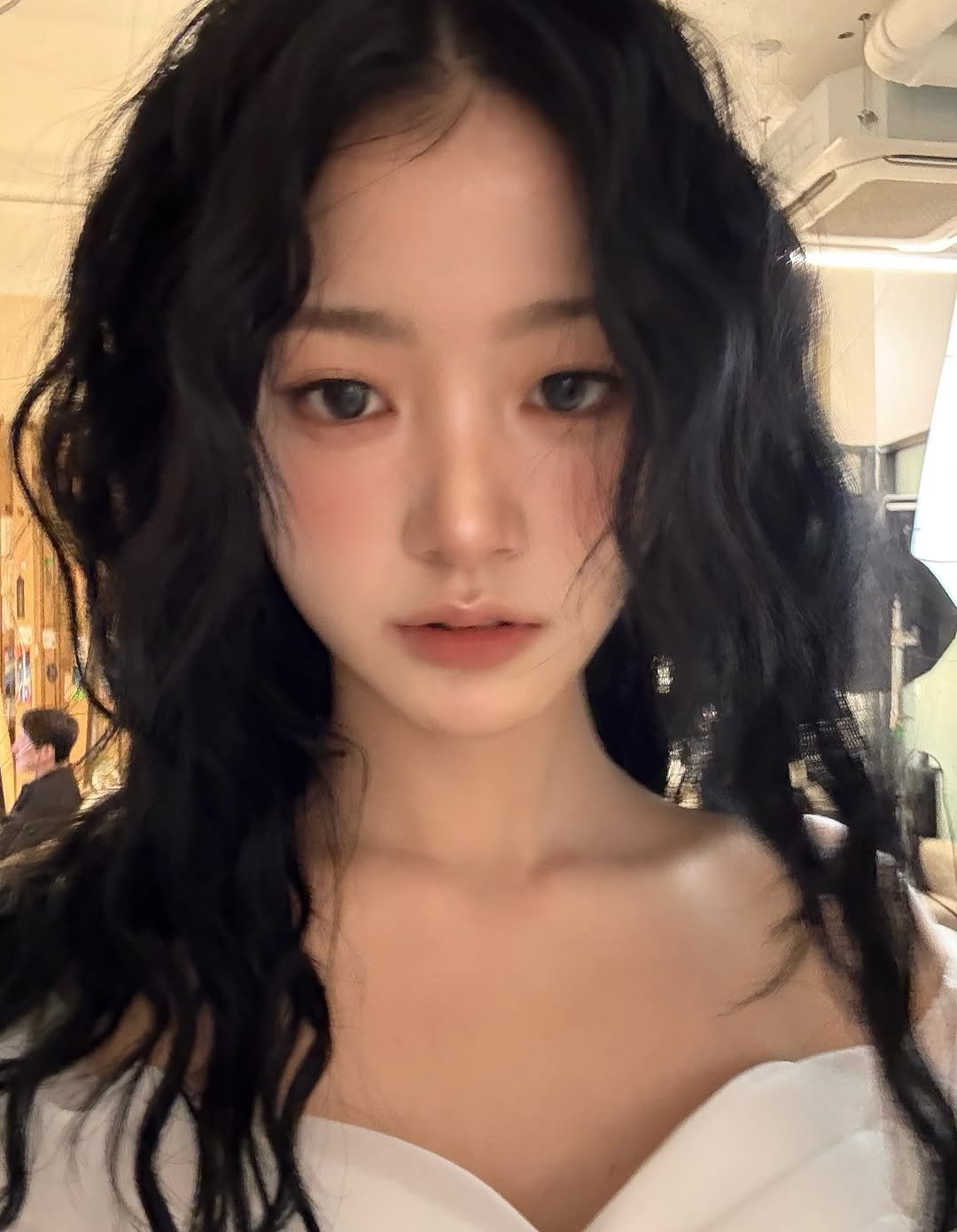 Photo shared by 챠이 chai 청담 배선영 대표 on November 23, 2025 tagging @lafirstmodel, and @lwxrae. May be a closeup of one or more people, hair, makeup and text.