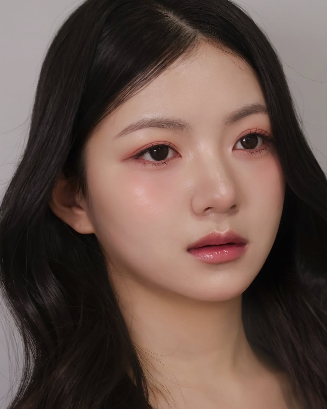 Photo by 𝐏𝐚𝐬𝐭𝐞𝐥 𝐌𝐨𝐨𝐝 파스텔무드 대표 원장 정서희  「 홍대메이크업샵 쿨톤메이크업 핑크메이크업 」 on February 06, 2026. May be a closeup of one or more people, eyeliner, hair, makeup, lipstick and text.