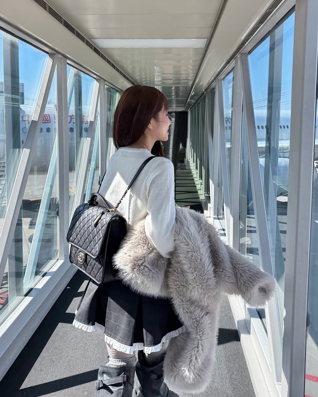 Photo by 🥇뷰티계의 트랜드세터 #상은언니 on February 19, 2026. May be an image of duffle coat, fur, parka and text.