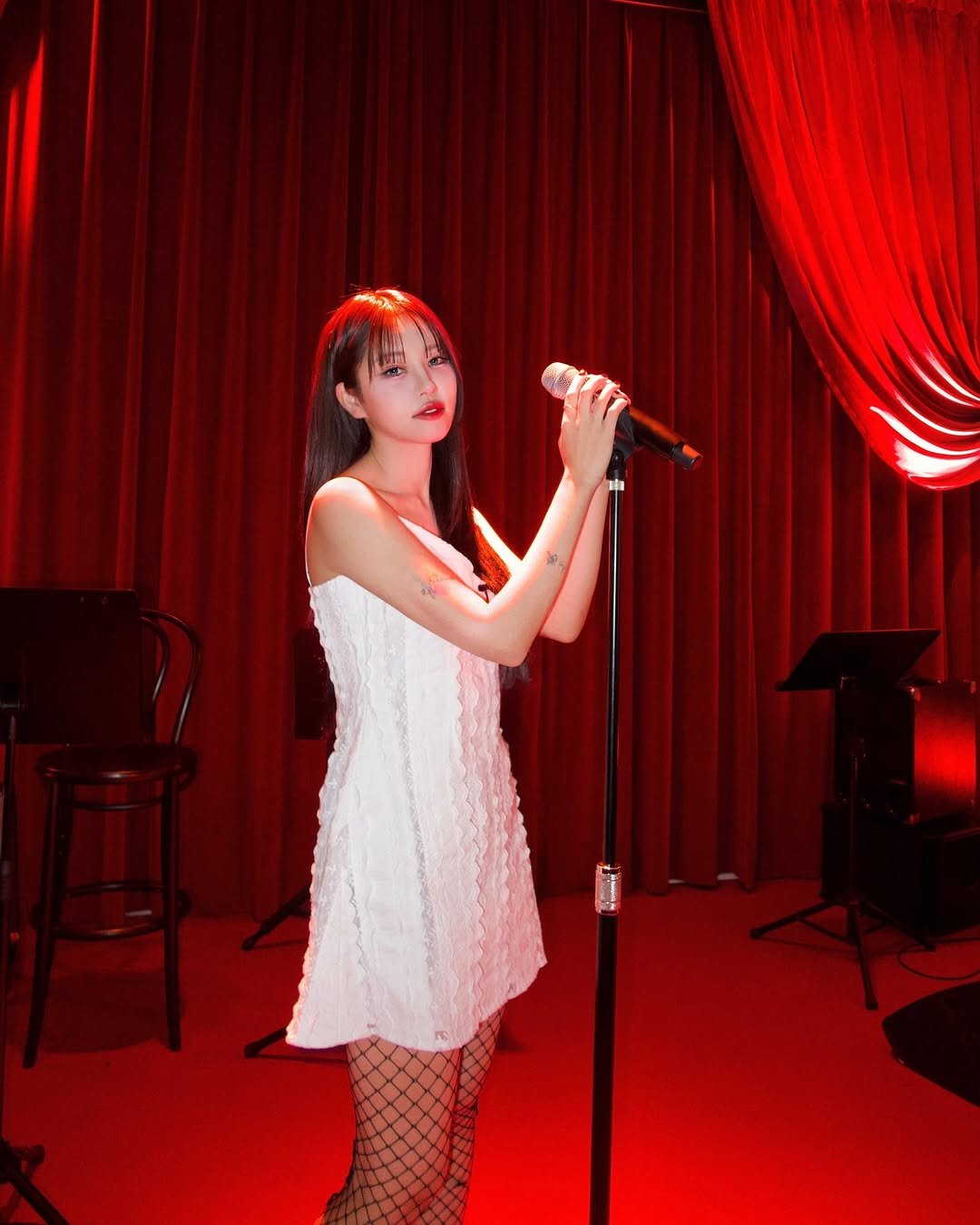 Photo shared by 🥇뷰티계의 트랜드세터 #상은언니 on November 12, 2025 tagging @ninejazz_chungdam. May be an image of microphone, concert and text.