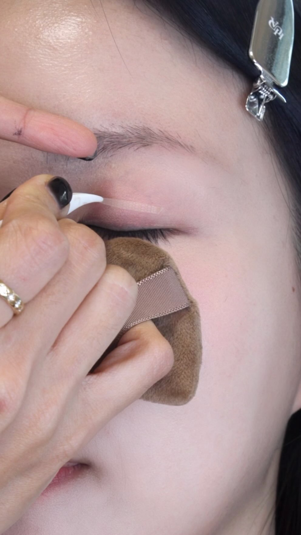 makeup_maker_ 게시물 이미지: 머리하러 오신 고객님 수정메이크업으로 애교살 그리는거 알려달래서 쪼 좀...