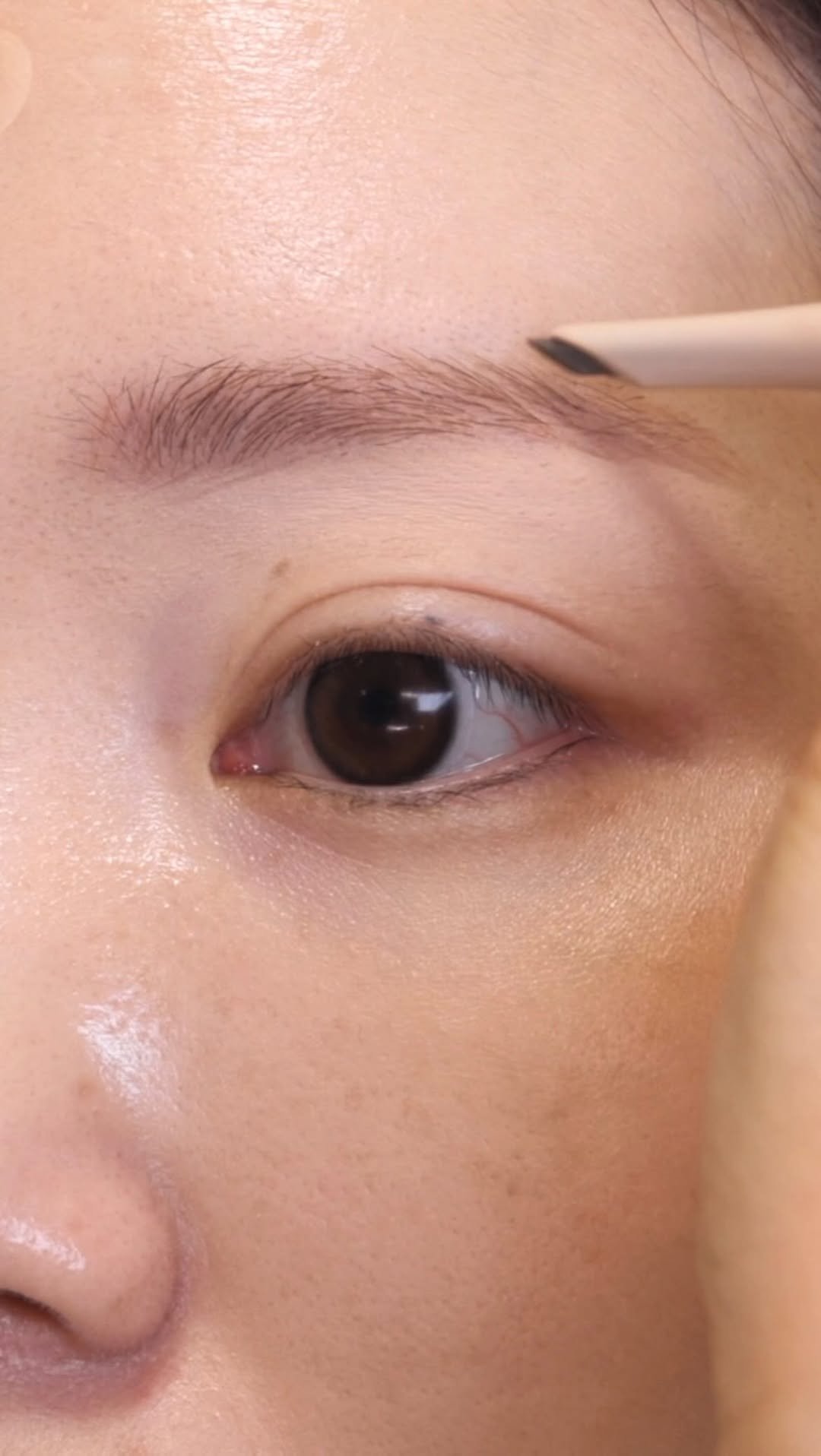 makeup_maker_ 게시물 이미지: 눈썹만 그리면 촌스러워보이는 사람? 평면적이어 보이는 사람? 
눈썹의 면만 채우지...