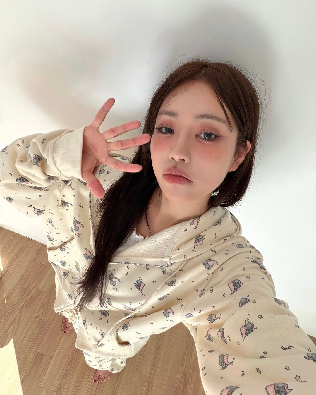 Photo by 🥇뷰티계의 트랜드세터 #상은언니 on December 27, 2025. May be a selfie of one or more people, hair, sleepwear, bath robe, top and text.