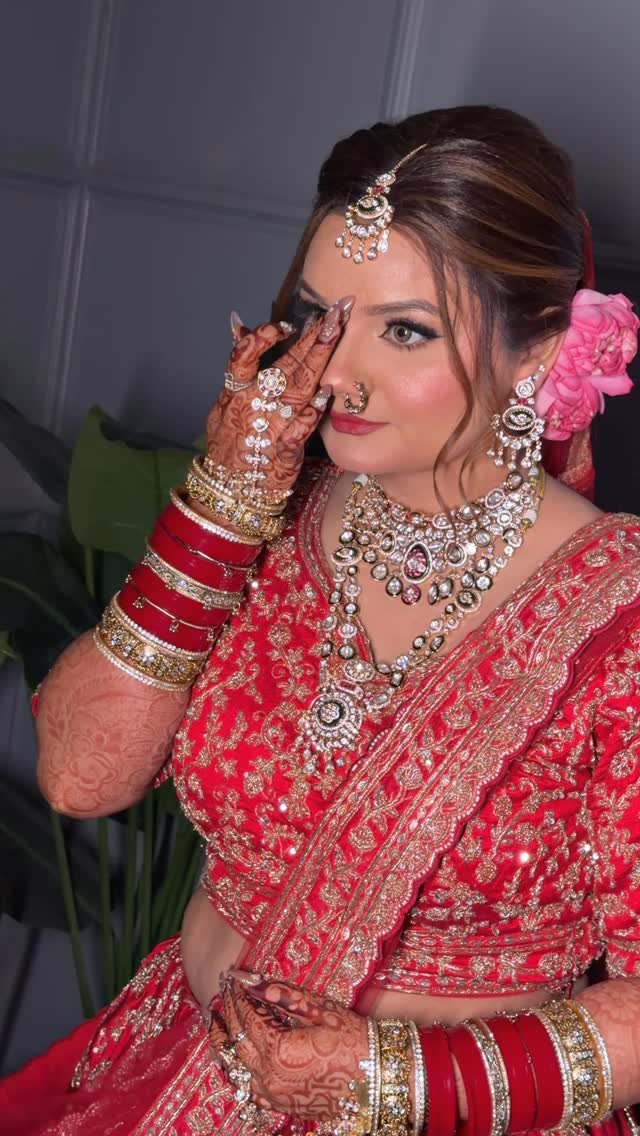 makeupbyavipreetbindra 게시물 이미지: Red lips, Lotus blooms 🪷& bridal glow that...