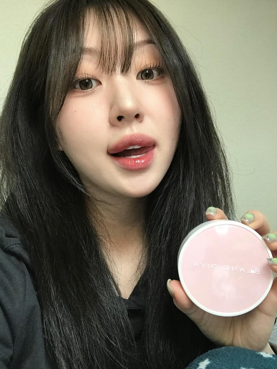 Photo by 말랑 on March 03, 2026. May be an image of one or more people, lipstick, makeup and text.