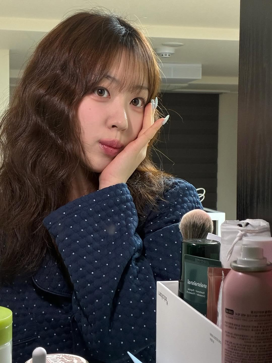 Photo by 말랑 on January 04, 2026. May be an image of one or more people, hair, makeup and text.